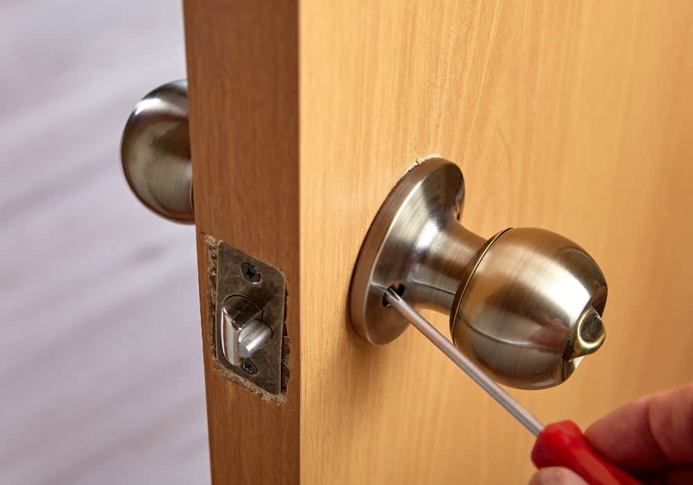 Spruce up the door lock and all its elements. 