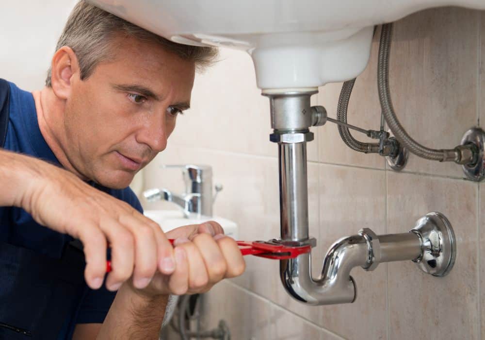 What causes pipes to leak