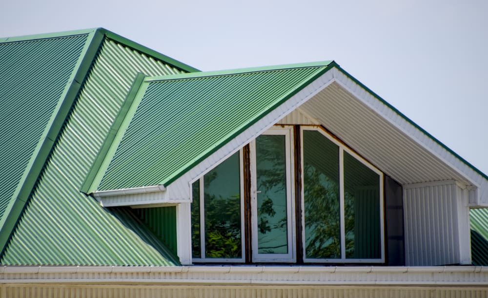 best colors to paint a house with a green roof