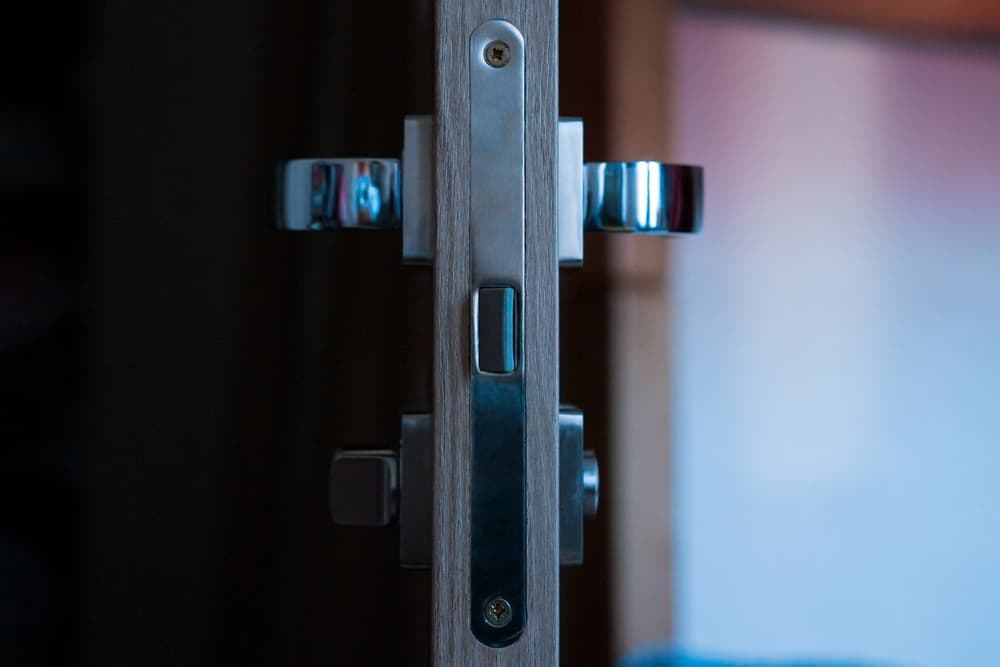 is there a doorknob that locks on both sides?