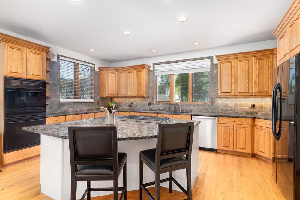 what color countertops go with maple cabinets?