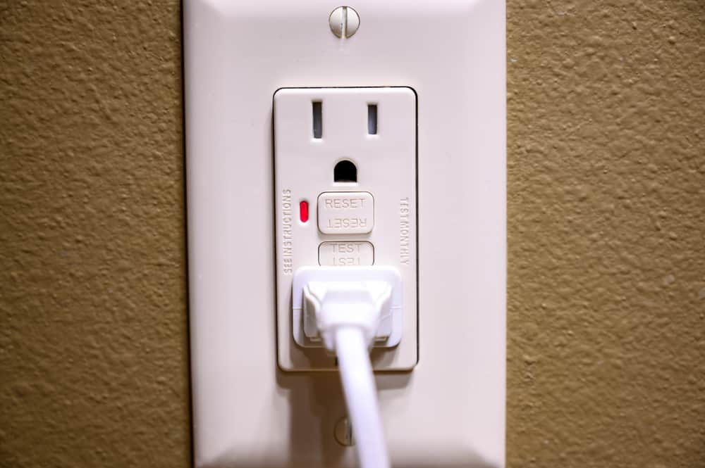 why do gfci outlets have a blinking red light?