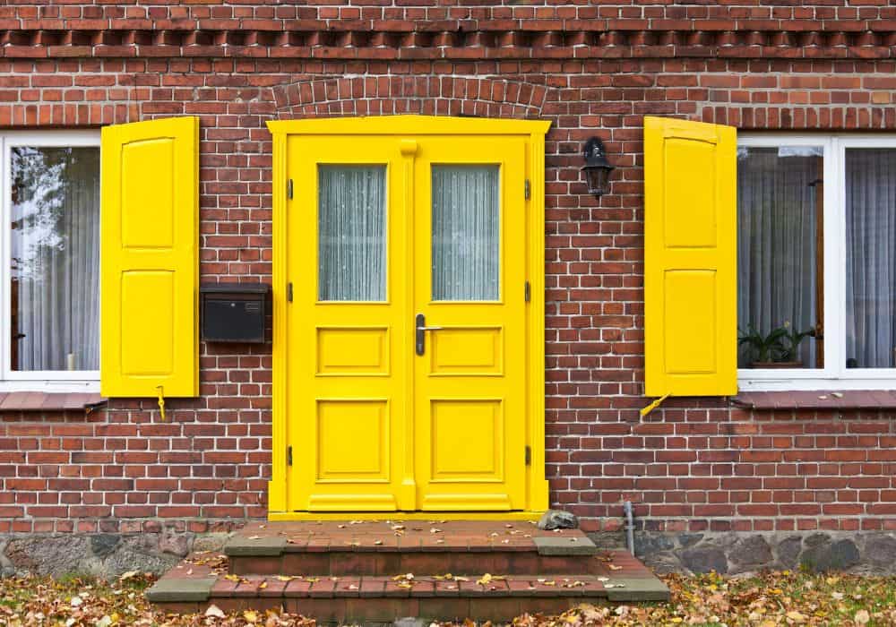 Consejos sobre cómo elegir los colores de la puerta de entrada para casas de ladrillo naranja
