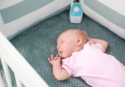 Mini Crib Dimensions (Picking The Right Size For Your Baby)