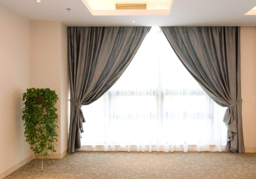 Beneficios de usar cortinas insonorizadas en la sala de estar